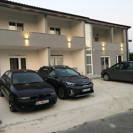 Adla Apartmani Улцин Екстериор снимка