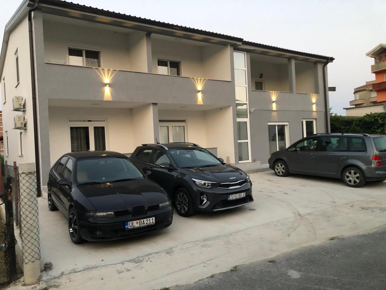 Adla Apartmani Улцин Екстериор снимка